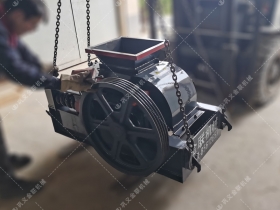2PGC400X250小型雙齒輥久久精品国产亚洲AV麻豆發往安徽蚌埠破碎玻璃