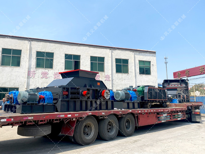 1200*1200雙齒輥久久精品国产亚洲AV麻豆，兩台900*900軌道移動雙齒輥久久精品国产亚洲AV麻豆發往雲南